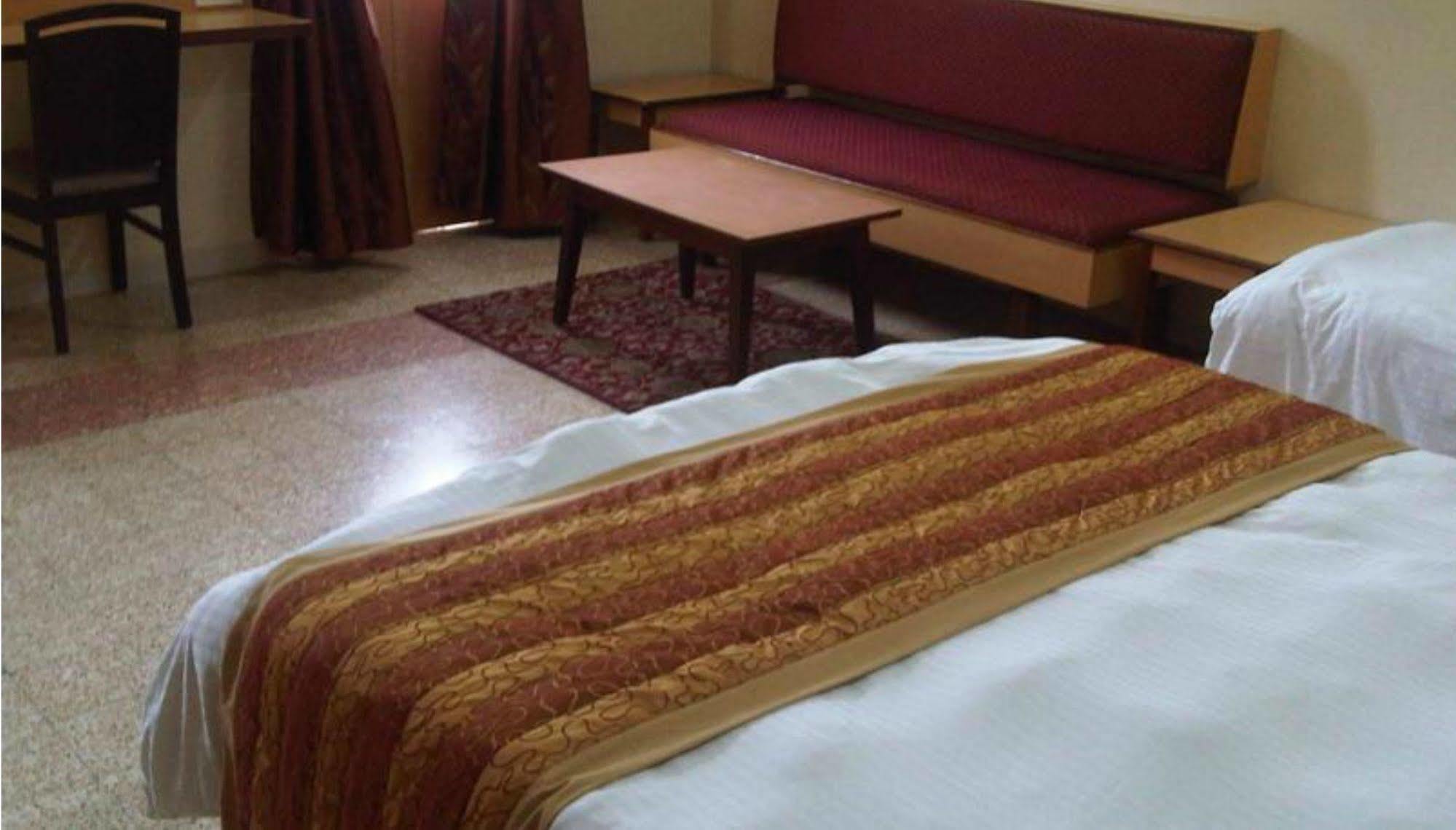 Chateau Windsor Hotel - Marine Drive Bombaj Zewnętrze zdjęcie