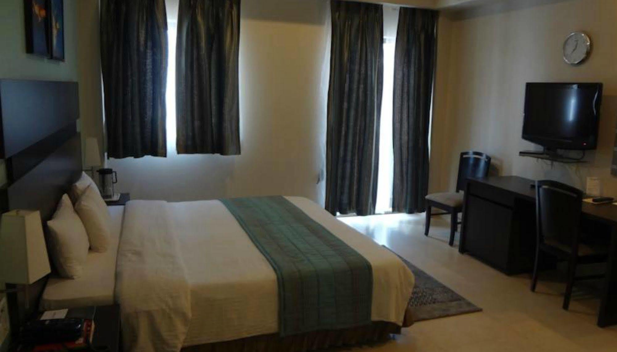 Chateau Windsor Hotel - Marine Drive Bombaj Zewnętrze zdjęcie